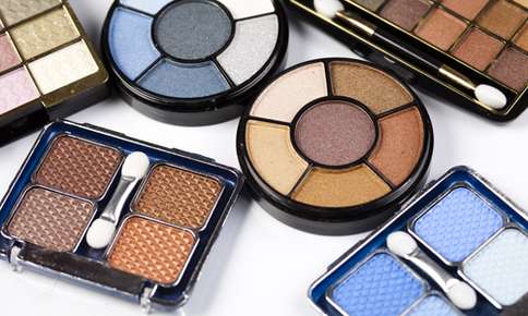 Dr. Luke Fullenkamp : Various open eyeshadow palettes with a range of colors displayed, including blues, browns, and neutral tones, suitable for sensitive eyes.